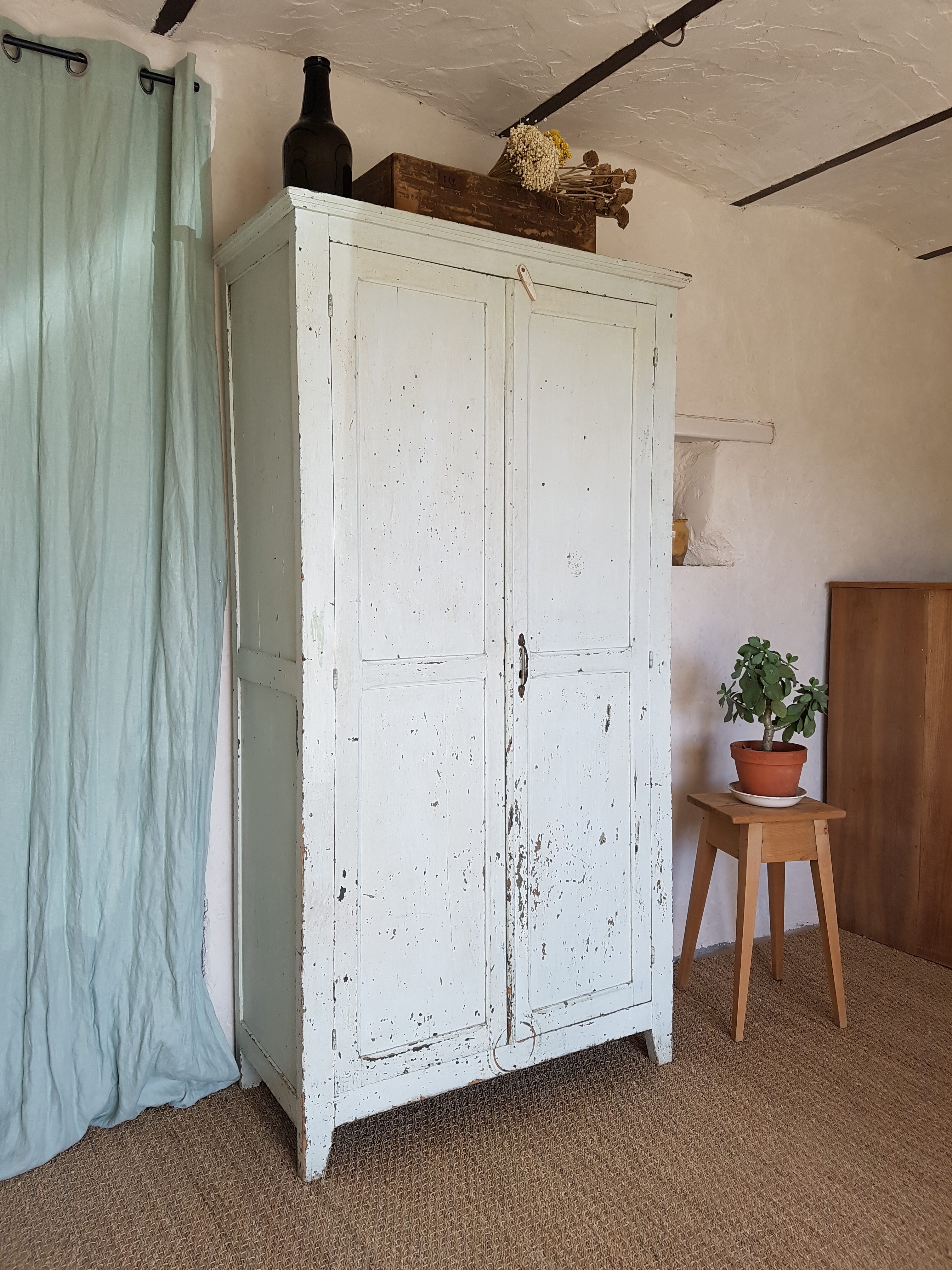 Collections précédentes: Inspirations passées pour vos futurs projets 24 Amandier Ancienne armoire d'atelier patinée vert d'eau