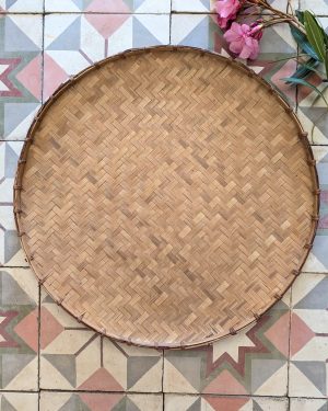 Panier plat en bambou tissé