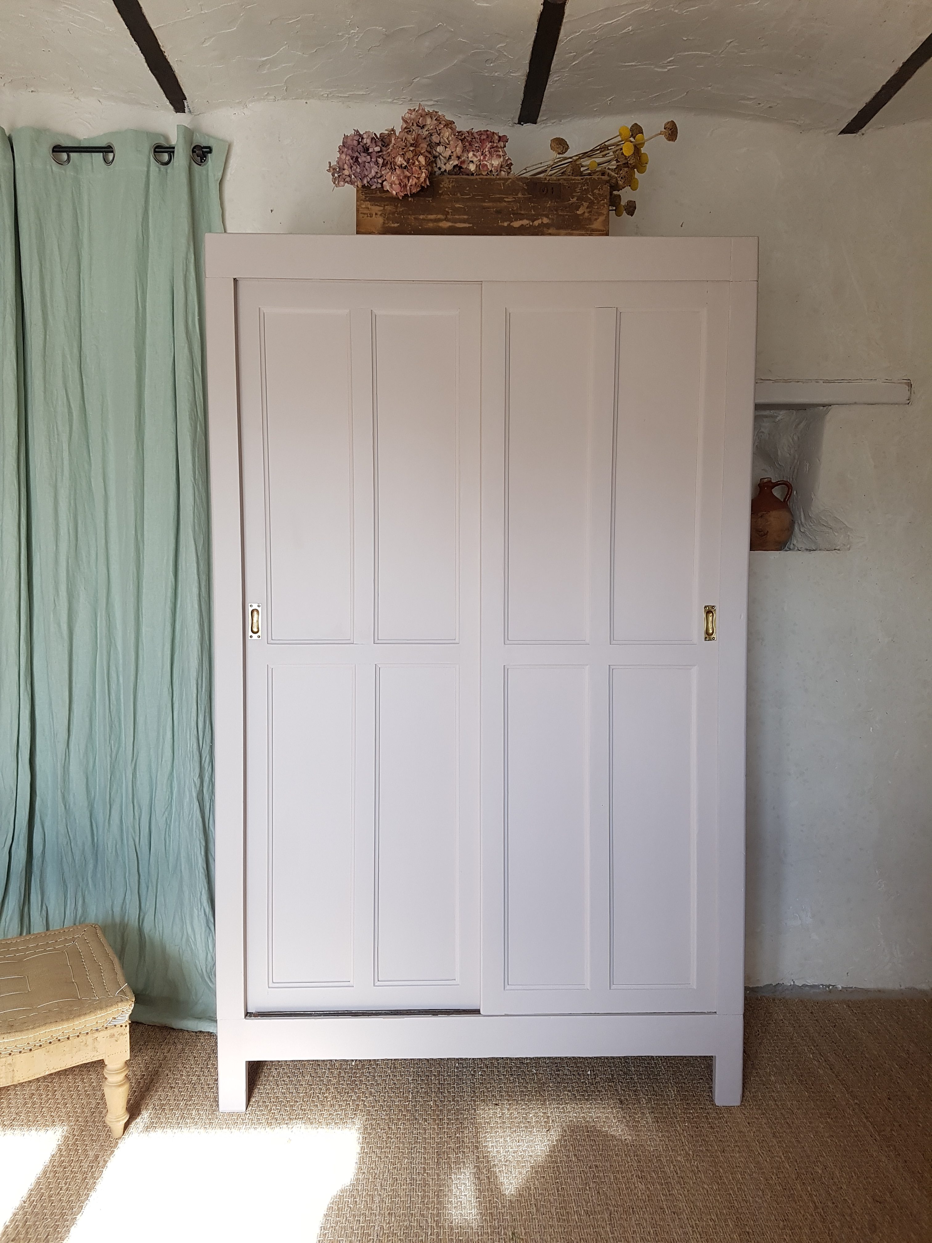 Collections précédentes: Inspirations passées pour vos futurs projets 112 Anémone Armoire parisienne aux portes coulissantes