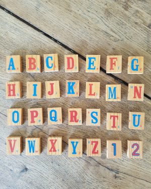 Lot de 28 lettres en bois vintage