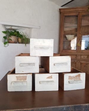 Anciens tiroirs d'atelier patinés crème