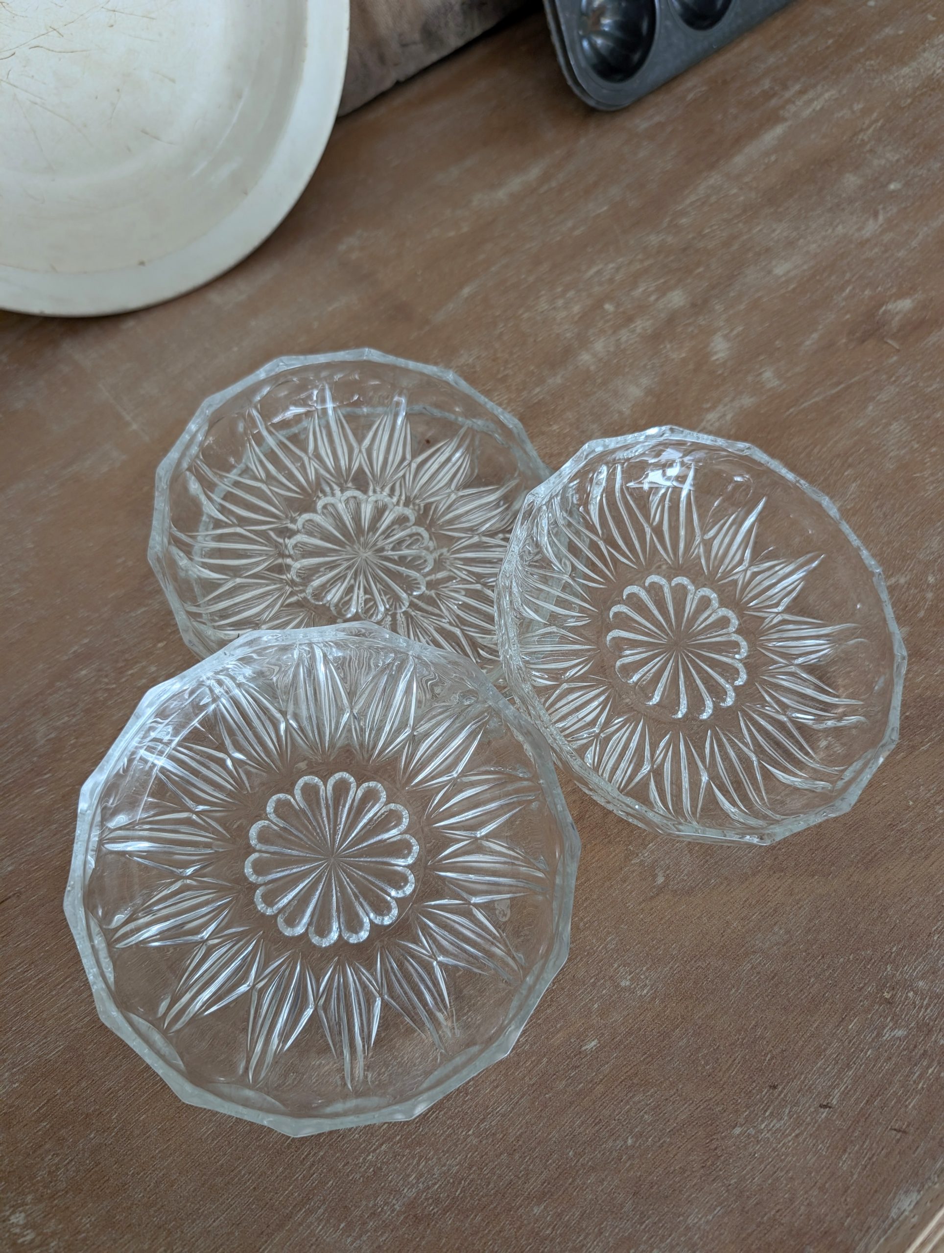 Coupelles anciennes en verre ciselé 3 Coupelles anciennes en verre ciselé