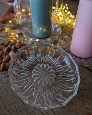 Coupelles anciennes en verre ciselé