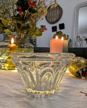 Ancien pot de confiture en verre motifs pétales