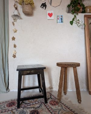 Tabouret brutaliste tripode