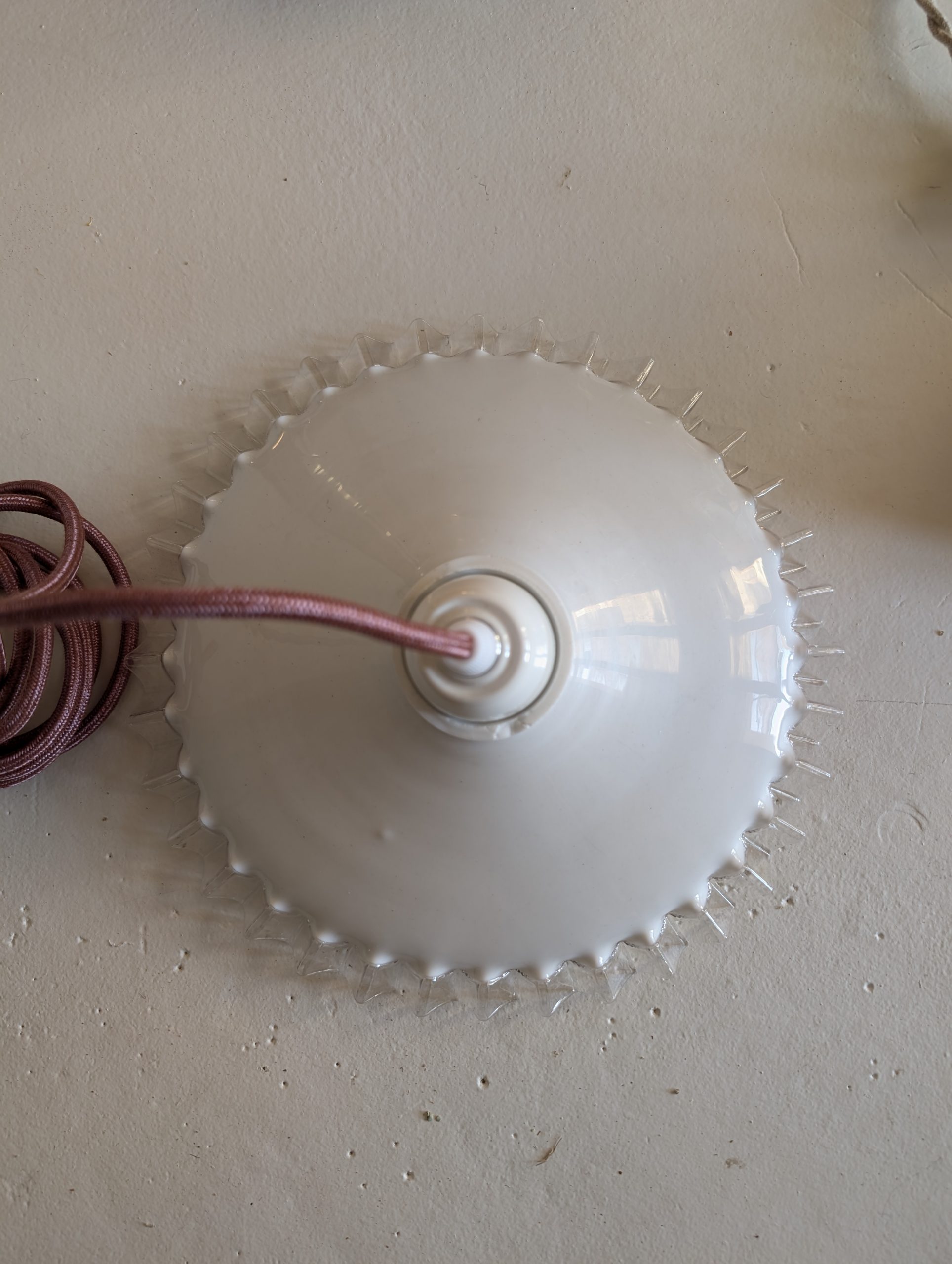 Suspension opaline dentelée et douille en céramique blanche 3 Suspension opaline dentelée et douille en céramique blanche