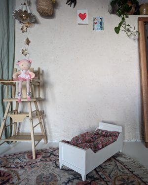 Ancien lit de poupée en bois