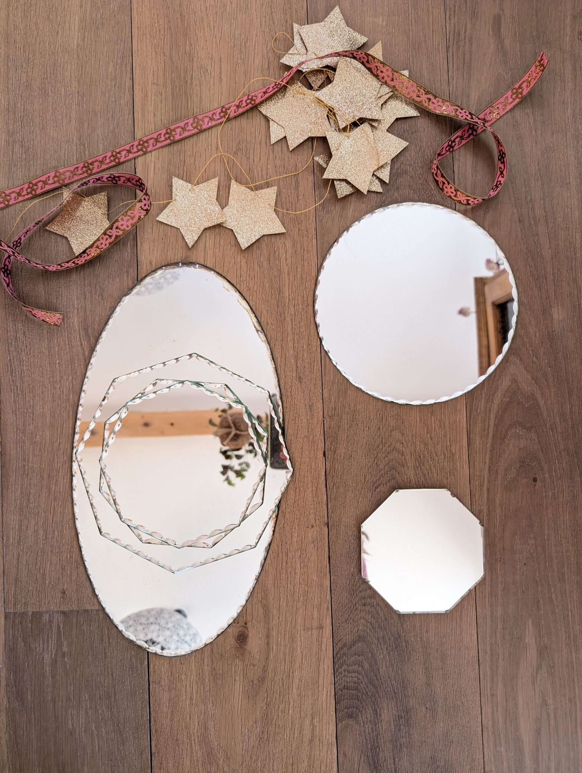 Anciens miroirs ciselés 4 Anciens miroirs ciselés