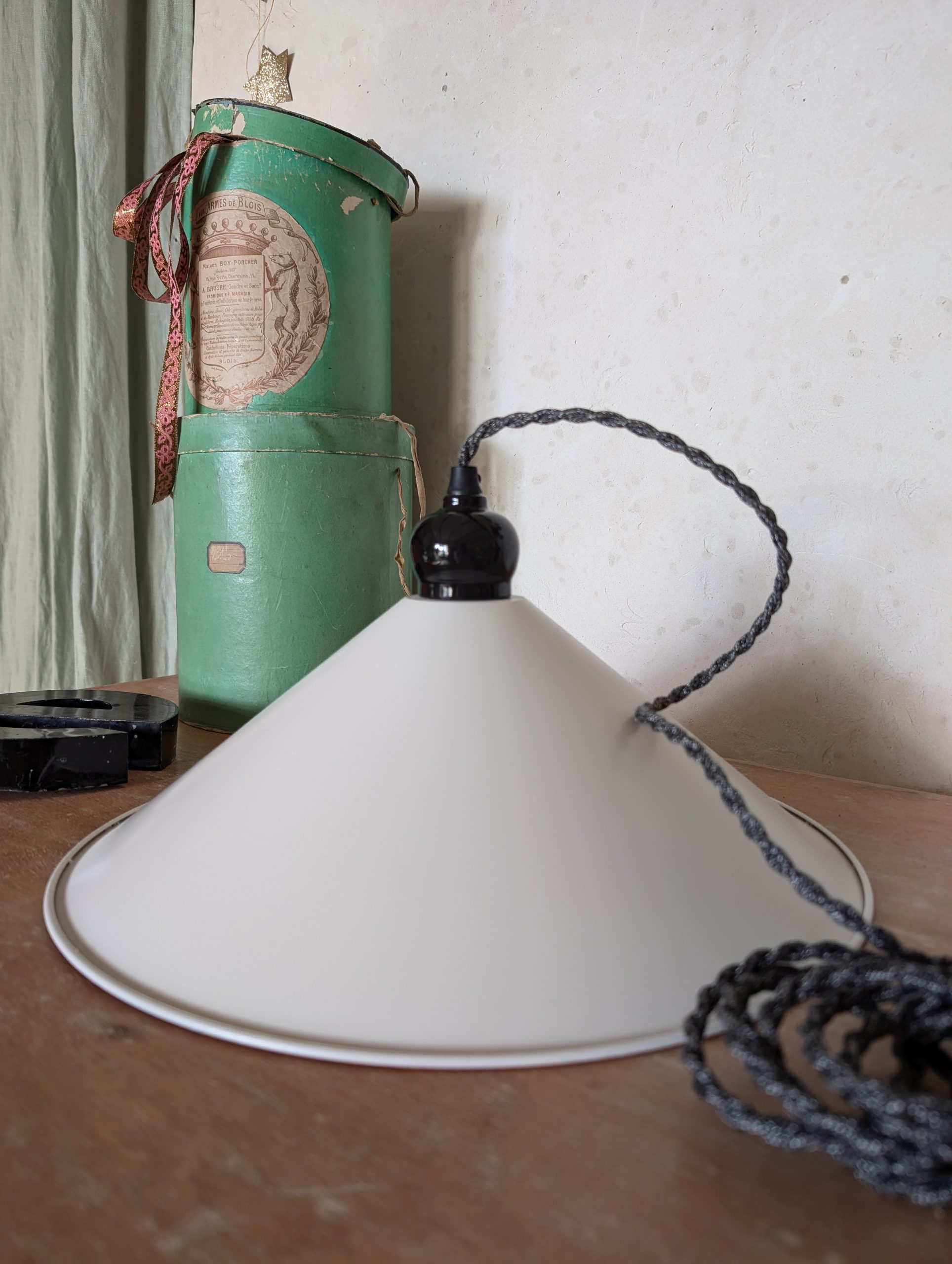 Grand luminaire en métal vintage 4 Grand luminaire en métal vintage bicolore