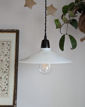 Suspension opaline lisse et douille en céramique noire