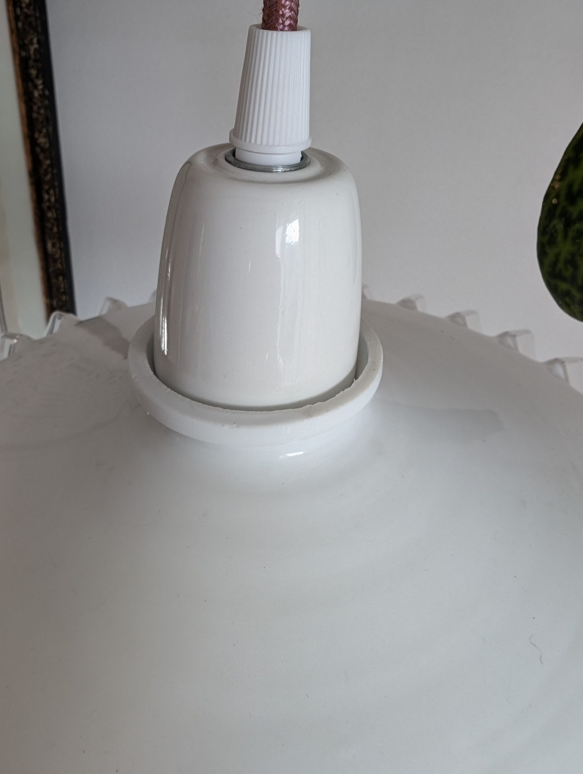 Suspension opaline dentelée et douille en céramique blanche 4 Suspension opaline dentelée et douille en céramique blanche
