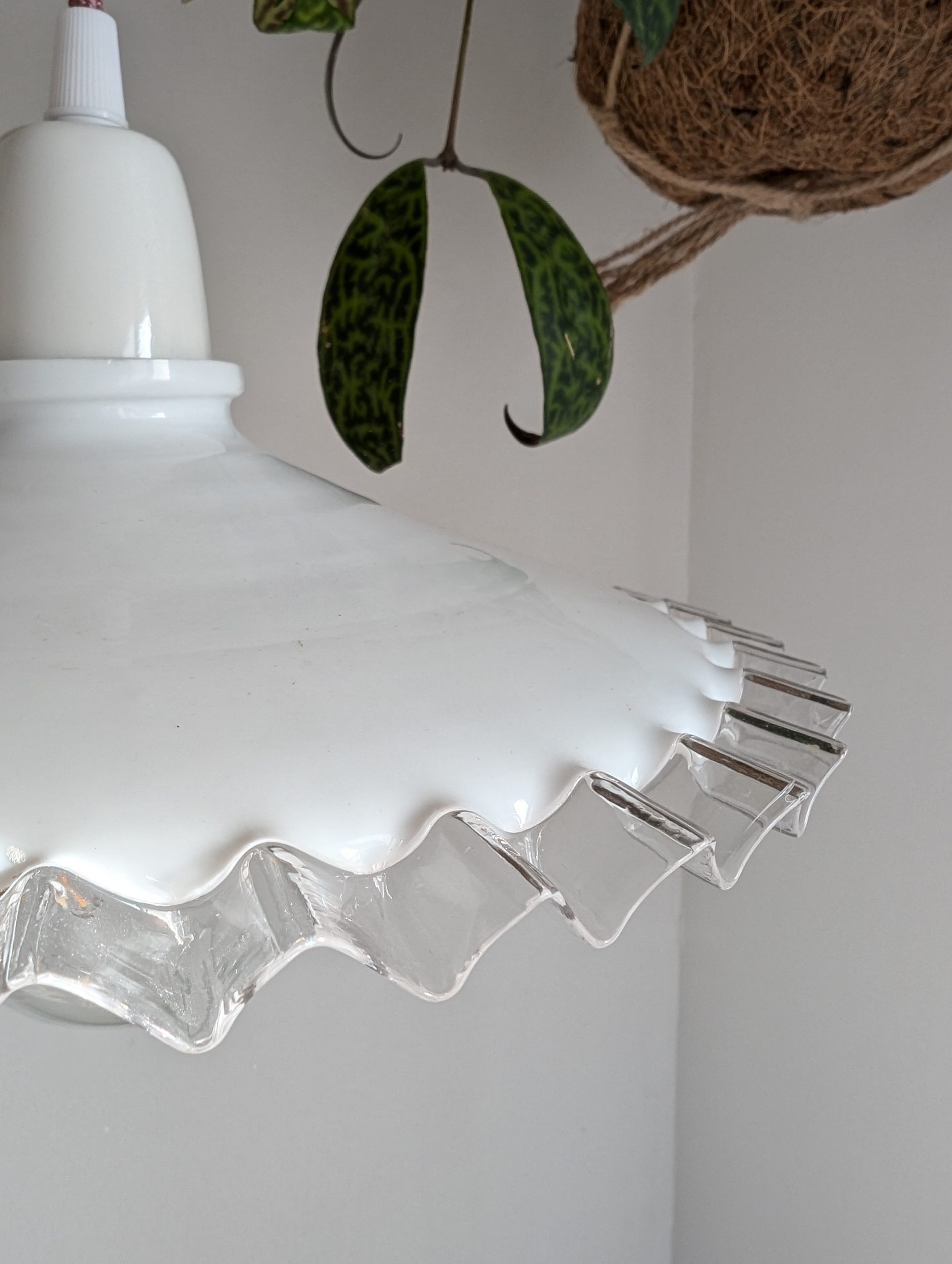Suspension opaline dentelée et douille en céramique blanche 2 Suspension opaline dentelée et douille en céramique blanche