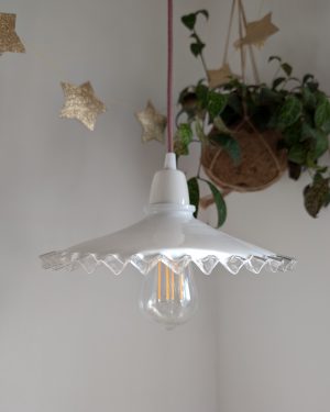 Suspension opaline dentelée et douille en céramique blanche