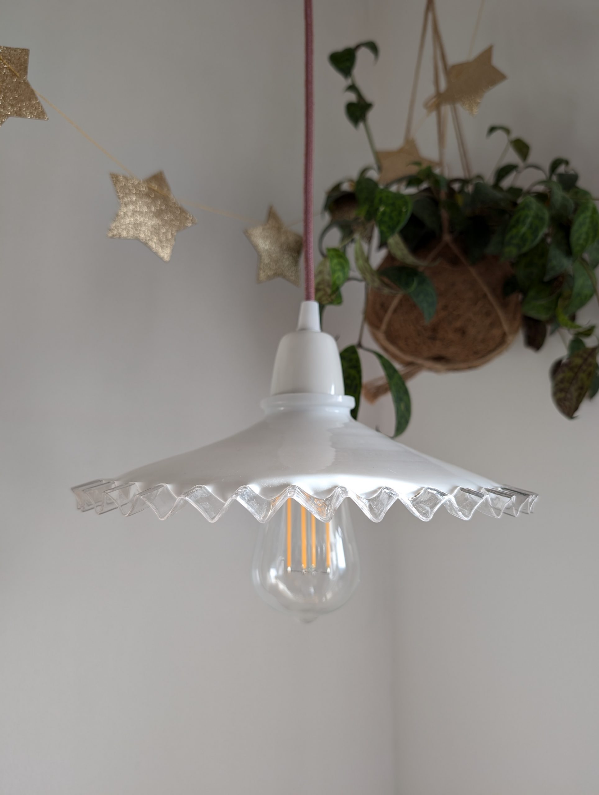 Suspension opaline dentelée et douille en céramique blanche 1 Suspension opaline dentelée et douille en céramique blanche