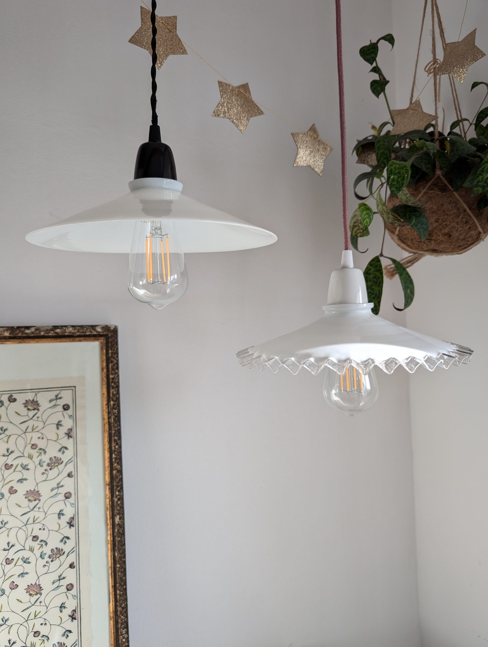 Suspension opaline dentelée et douille en céramique blanche 5 Suspension opaline lisse et douille en céramique noire